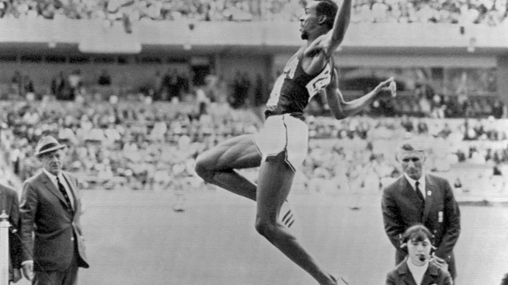 Skokan do dálky Bob Beamon na olympiádě