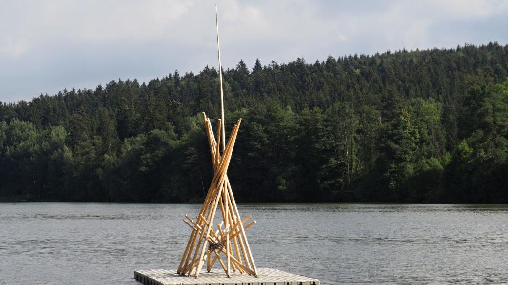 Plovoucí socha na Konventském rybníce, Žďár nad Sázavou