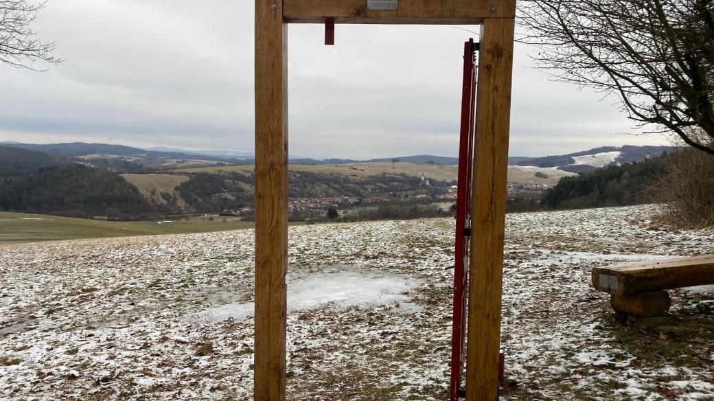 Skrz otevřené dveře se turisté mohou kochat výhledem na sousední obec Pitín