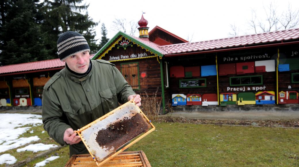 Včelař před Machovým včelínem