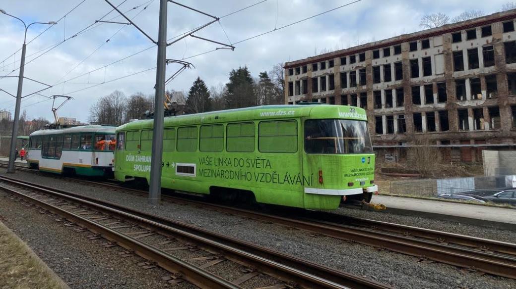 Místem projíždí tramvaj do Jablonce nad Nisou