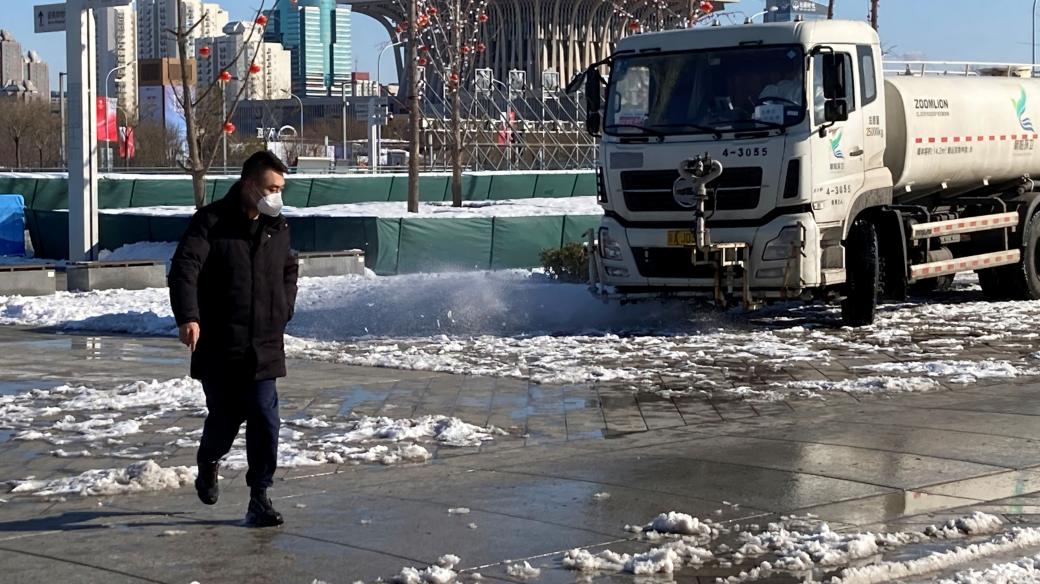 Čerstvý příval sněhu Číňané v ulicích Pekingu prostě uklidili pomocí kropících vozů