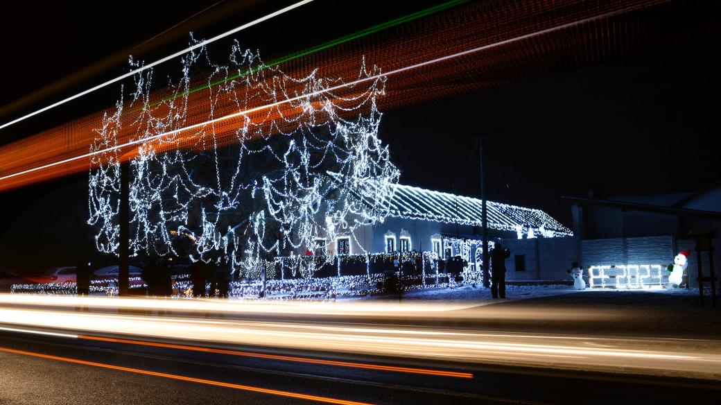 Nejvíce vánočně nazdobený dům mají v Libišanech. Hlouškovi na něj pověsili 176 tisíc LED světýlek