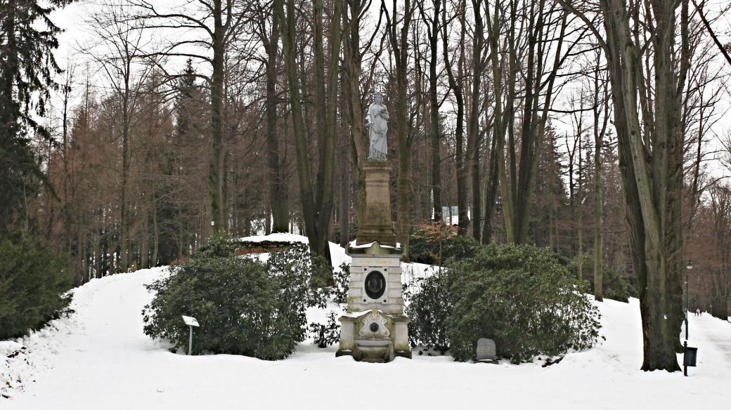 Promenáda začíná a končí u Českého pomníku