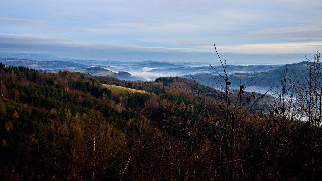 Výhled z rozhledny Kopanina na Ještědsko-kozákovském hřebenu