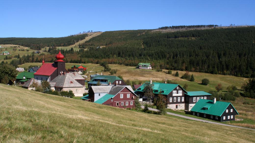 Krkonoše nejsou jen Sněžka a pramen Labe. Ukrývají hrady, zámky, vodopády i krásné církevní památky