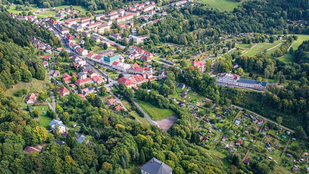 Kvůli své horské poloze Žacléř neleží na žádném vodním toku, ale ve městě pramení řeka Bobr a Lesní potok. Každý tok se navíc nachází v jiném úmoří