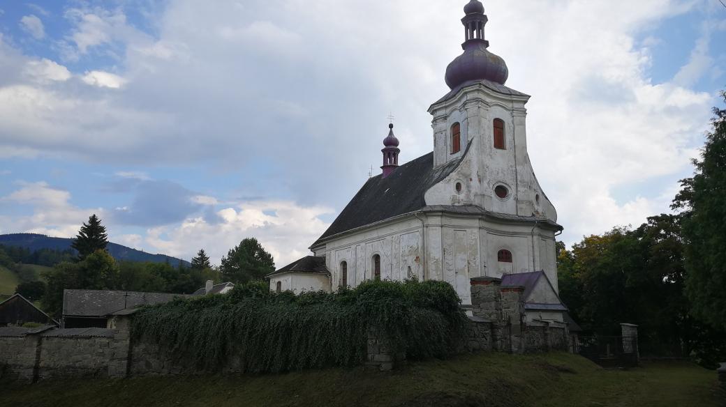 Kostel sv. Máří Magdaleny je pozoruhodnou stavbou na kopci nad Pustými Žibřidovicemi