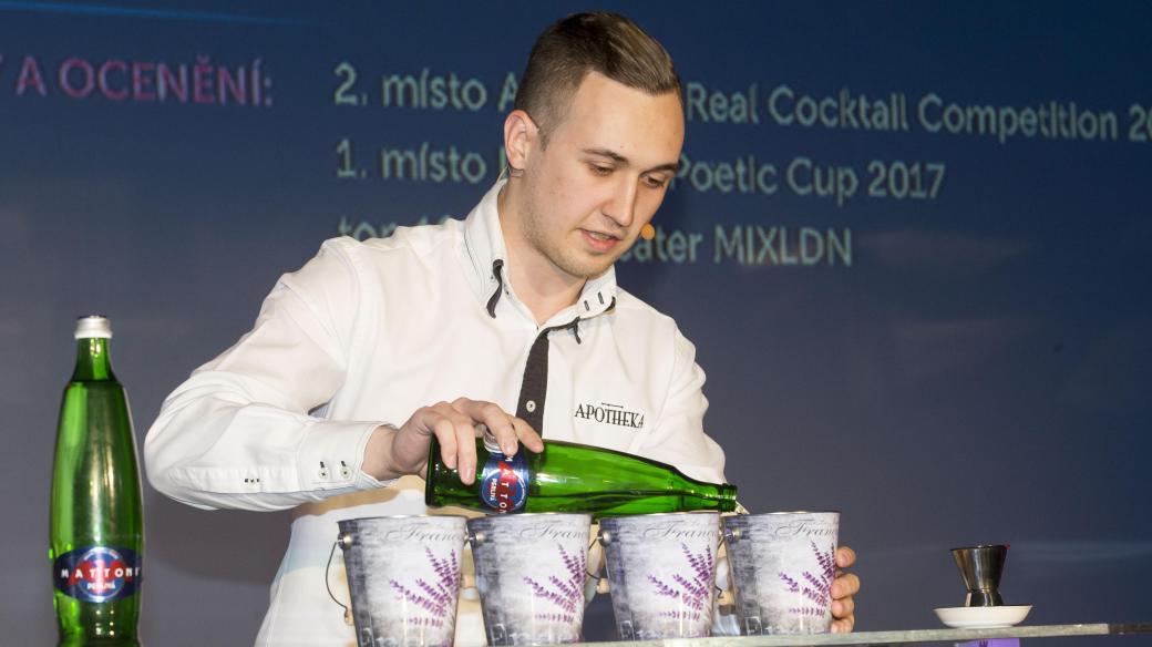 Barman Jan Lukas se účastnil v Českých Budějovicích dalšího ročníku národního kola soutěže Mattoni Grand Drink. Loni národní kolo vyhrál a dostal se na mistrovství světa