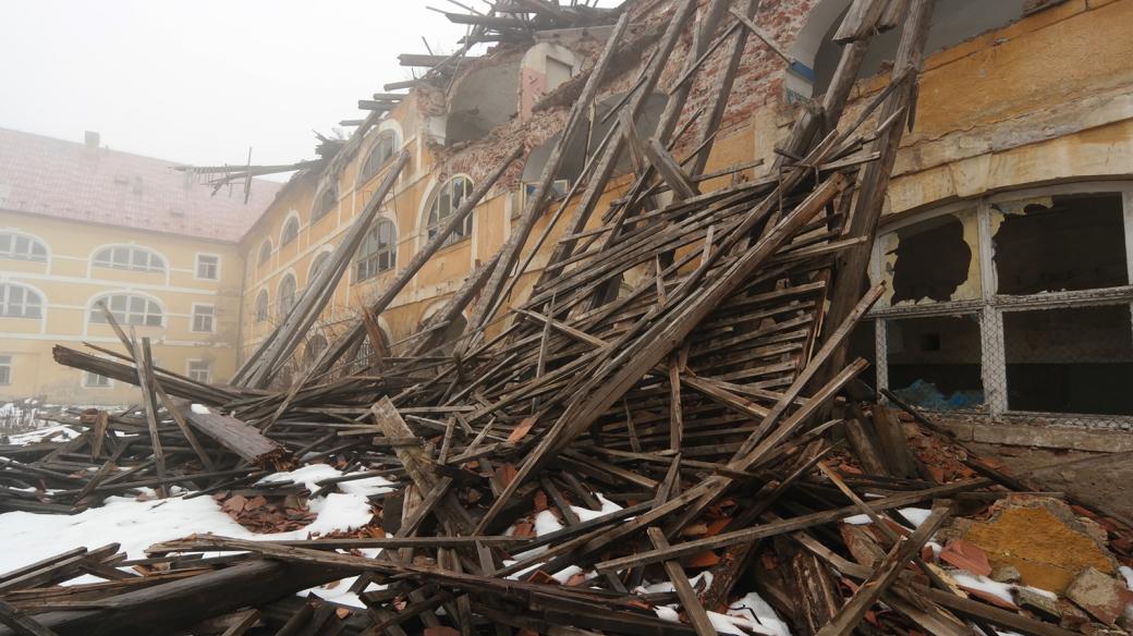 Vnitřní nádvoří Drážďanských (Žižkových) kasáren patří k nejzdevastovanějším místům v terezínské Hlavní pevnosti