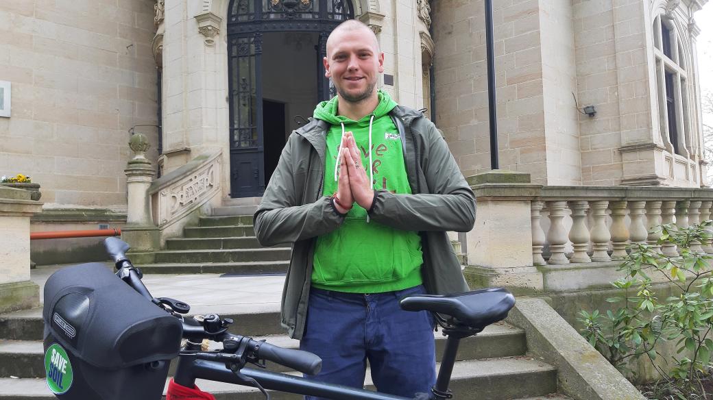 Holanďan Rens Goede se svým kolem před budovou rozhlasu v Ústí nad Labem