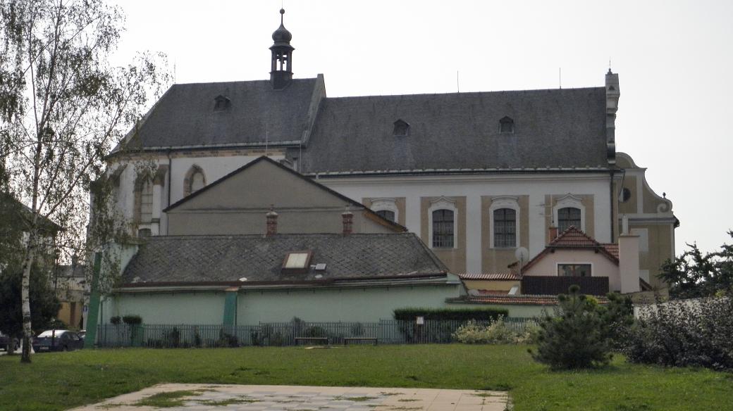 Na pohledu z města je na klášterním kostele jasně vidět původní kněžiště a dostavěnou barokní loď