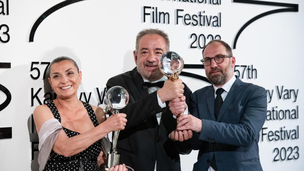 Herečka Eli Skorčeva s Cenou za ženský herecký výkon, režisér Stephan Komandarev  a Eike Goreczka s Křišťálovým globem pro jejich film Blažiny lekce