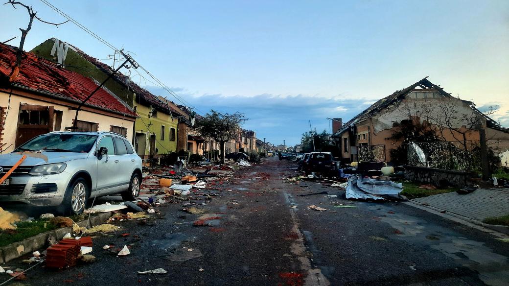 Ulice v Moravské nové vsi chvíli po tornádu