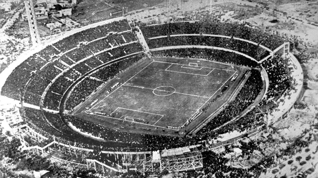 Hučící kotel - stadion Centenario v uruguayském Montevideu během mistrovství světa ve fotbale v roce 1930. Zavzpomínejte s námi na jednotlivé světové šampionáty