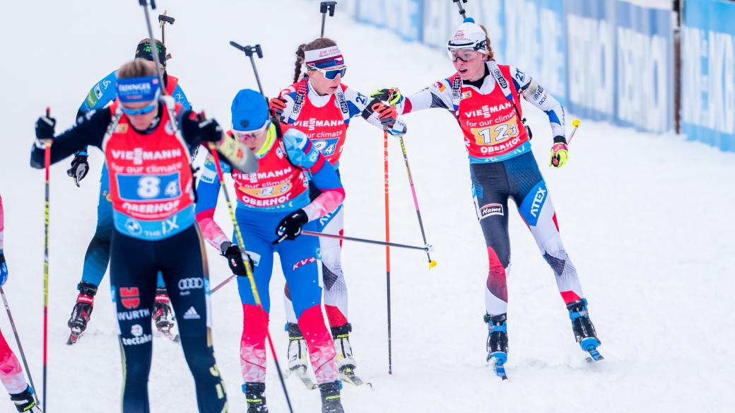 Markéta Davidová (vpravo) předává štafetu Jessice Jislové