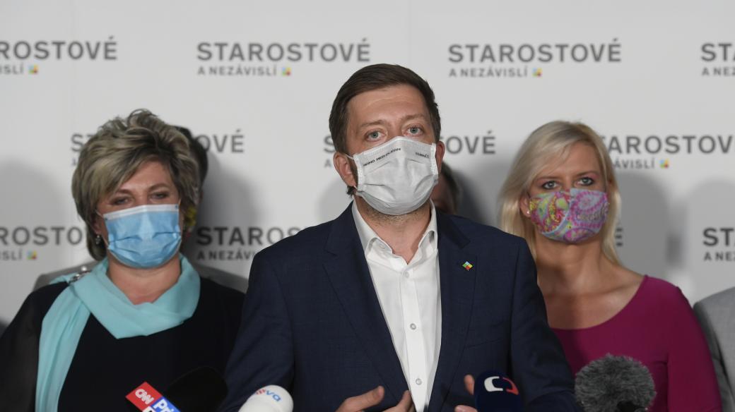 Tisková konference hnutí STAN k výsledkům krajských a senátních voleb. Na snímku jsou (zleva) Věra Kovářová, Vít Rakušan a Petra Pecková