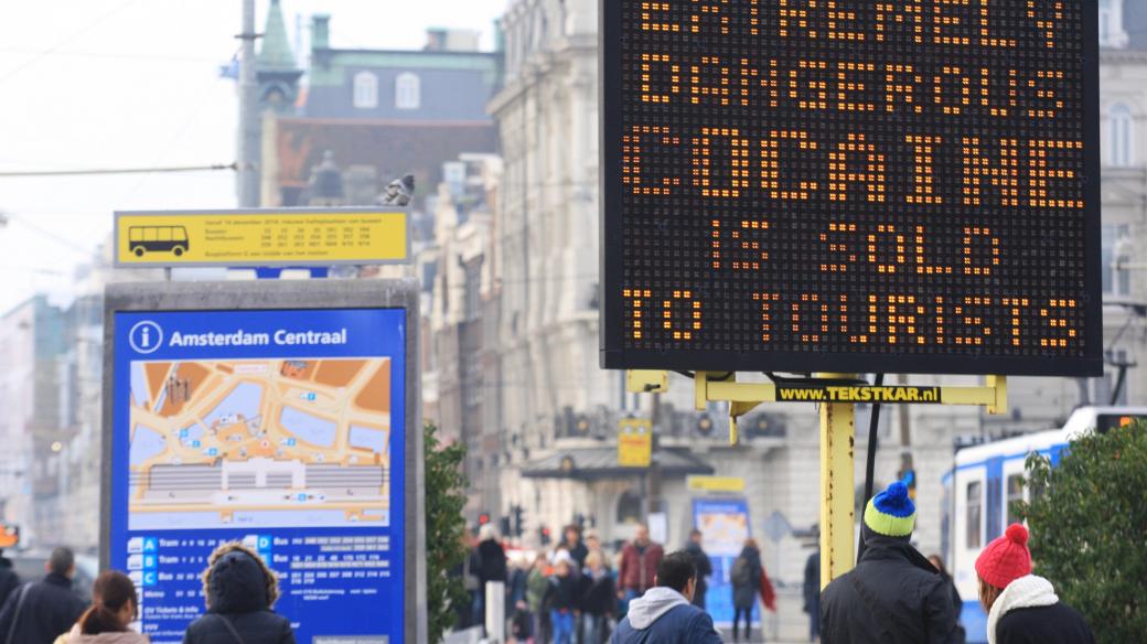 Varovný nápis před drogami v Amsterdamu