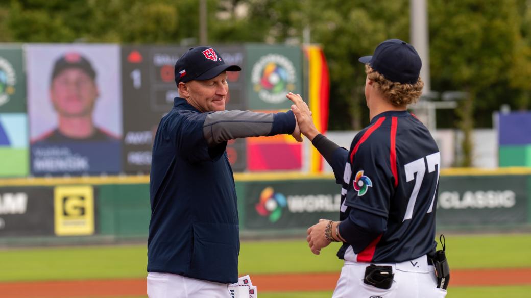 Trenér českých baseballistů Pavel Chadim se spojkou Vojtěchem Menšíkem