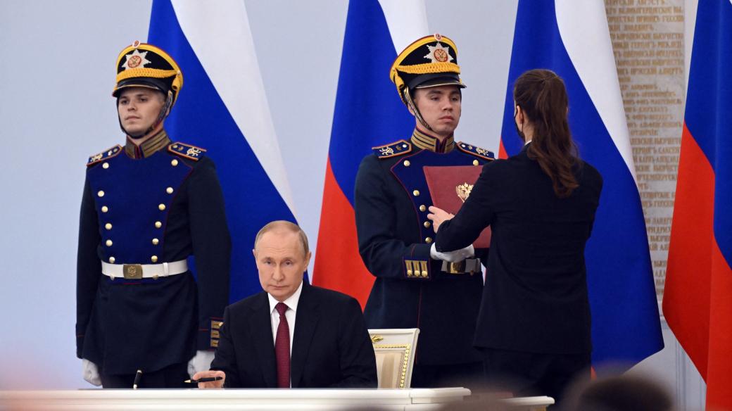 Vladimir Putin při ceremoniálním podepisování dokumentů o připojení ukrajinského území k Rusku