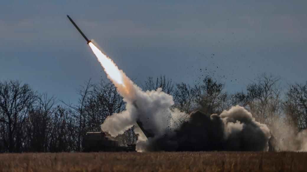 Ukrajinci pálí z raketometu Himars nedaleko Chersonu (7. listopad 2022)