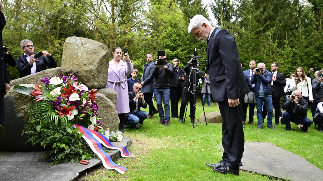 Potřeba obhajovat svobodu a lidská práva je v současné době stejná jako v minulosti, řekl na místě někdejšího koncentračního tábora pro Romy v Letech u Písku prezident Petr Pavel