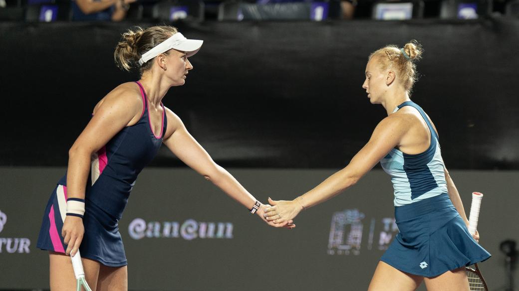 České tenistky Barbora Krejčíková a Kateřina Siniaková