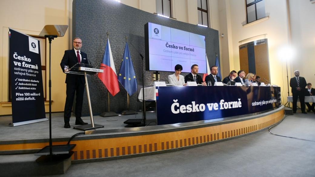 Premiér Petr Fiala (ODS) uvedl chystané změny, které by podle vlády měly zachránit veřejné finance