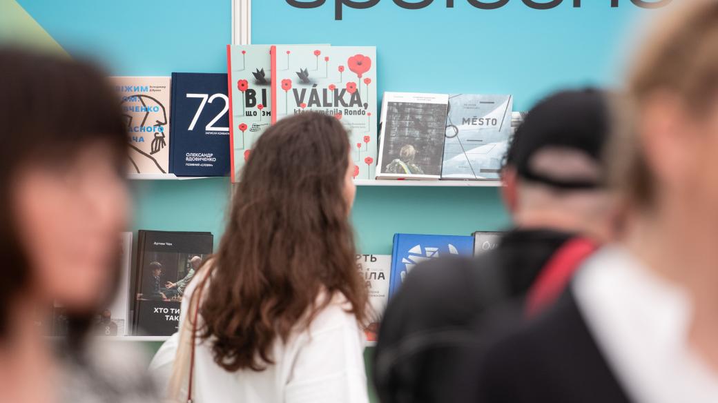 Svět knihy 2022, otevření stánku s ukrajinskou literaturou.