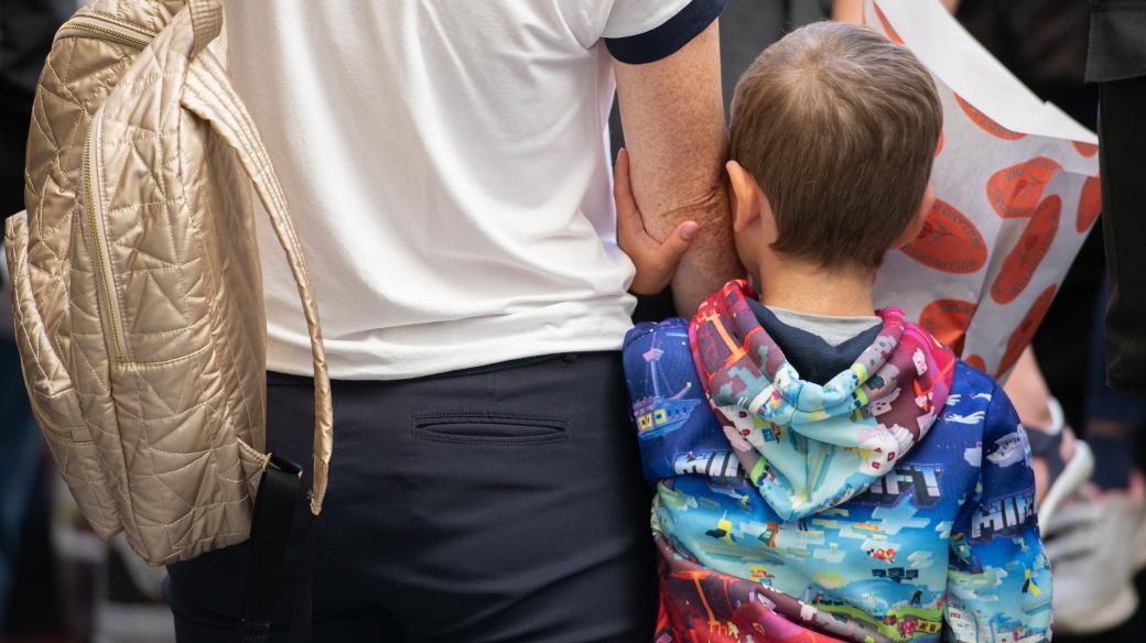 Na nových školácích byla vidět nervozita, mnozí se tak pevně drželi rodičů