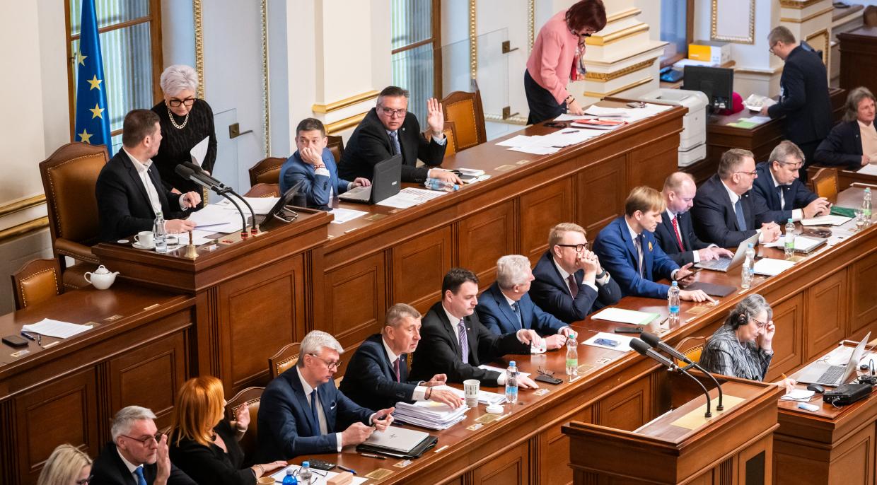 Vláda Andreje Babiše na první řádné schůzi Poslanecké sněmovny v roce 2026. Důvěru nakonec po rekordních 26 hodinách dostala