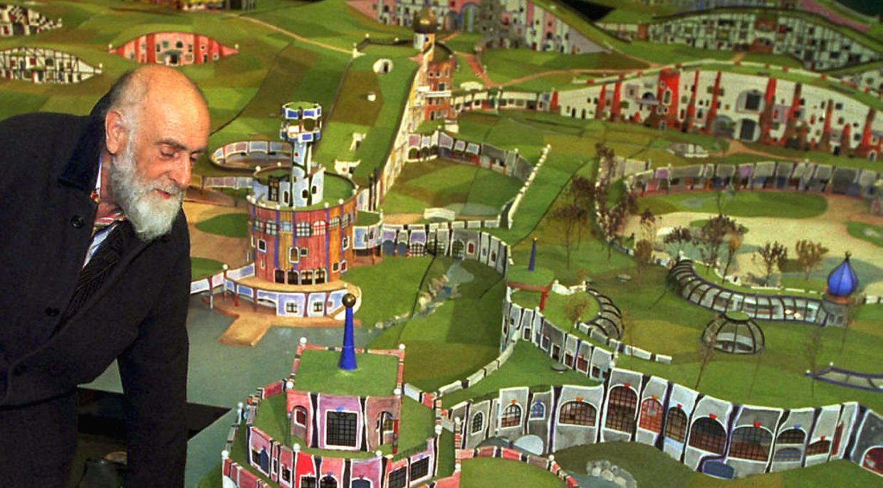 Malíř a architekt Friedensreich Hundertwasser u modelů svých staveb (1997)