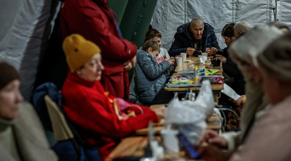Vládní humanitární pomocné centrum nabízí lidem, které zasáhl výpadek služeb, teplé jídlo i psychologickou pomoc