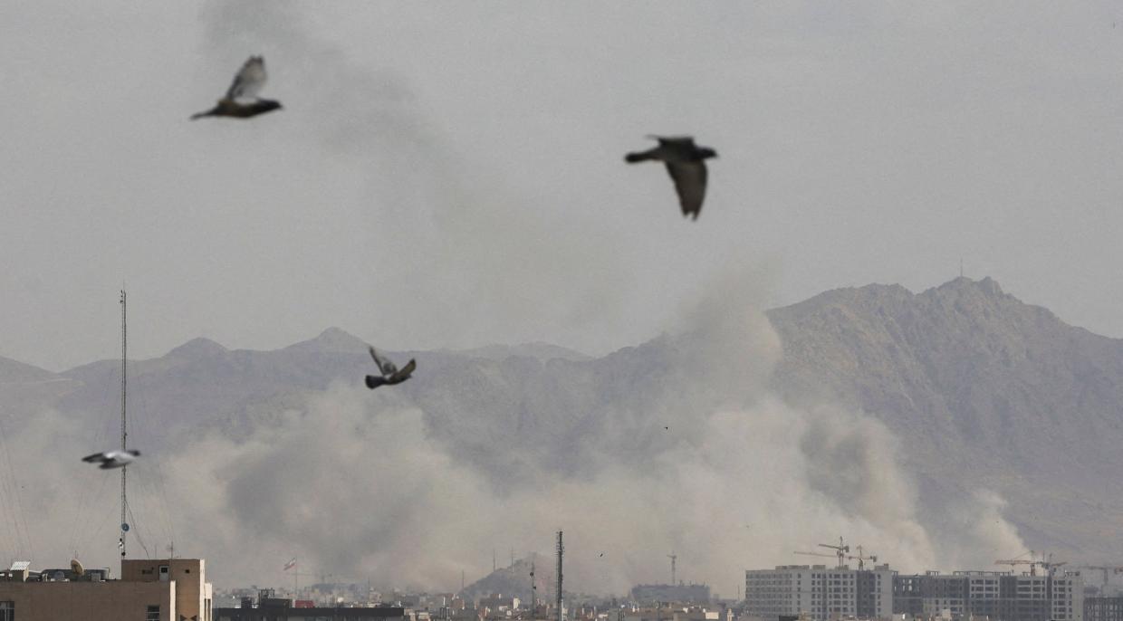 Po útocích Izraele a USA na Írán se v Teheránu zvedá kouř