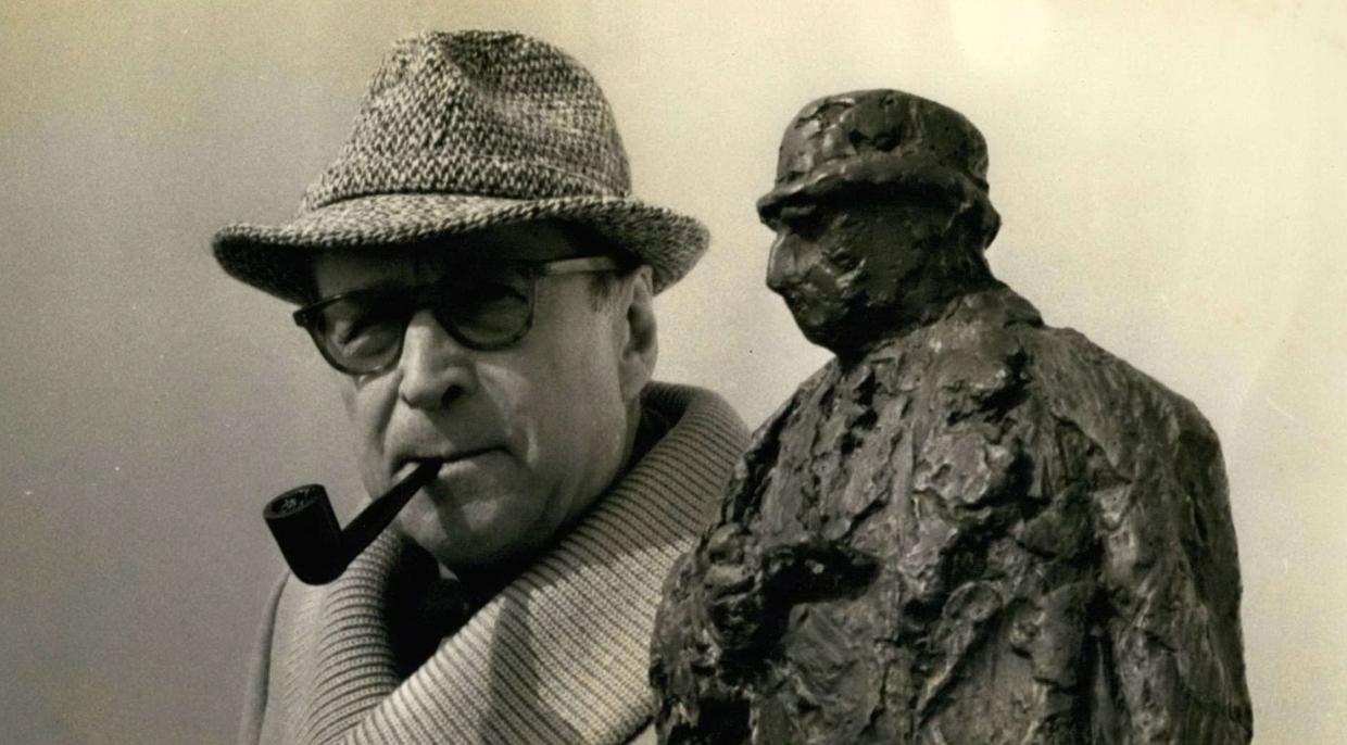 Georges Simenon u sošky komisaře Maigreta