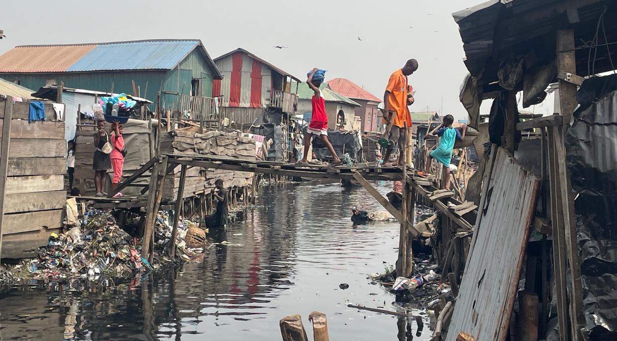 Makoko, přezdívané „africké Benátky“, je největší plovoucí slum na světě
