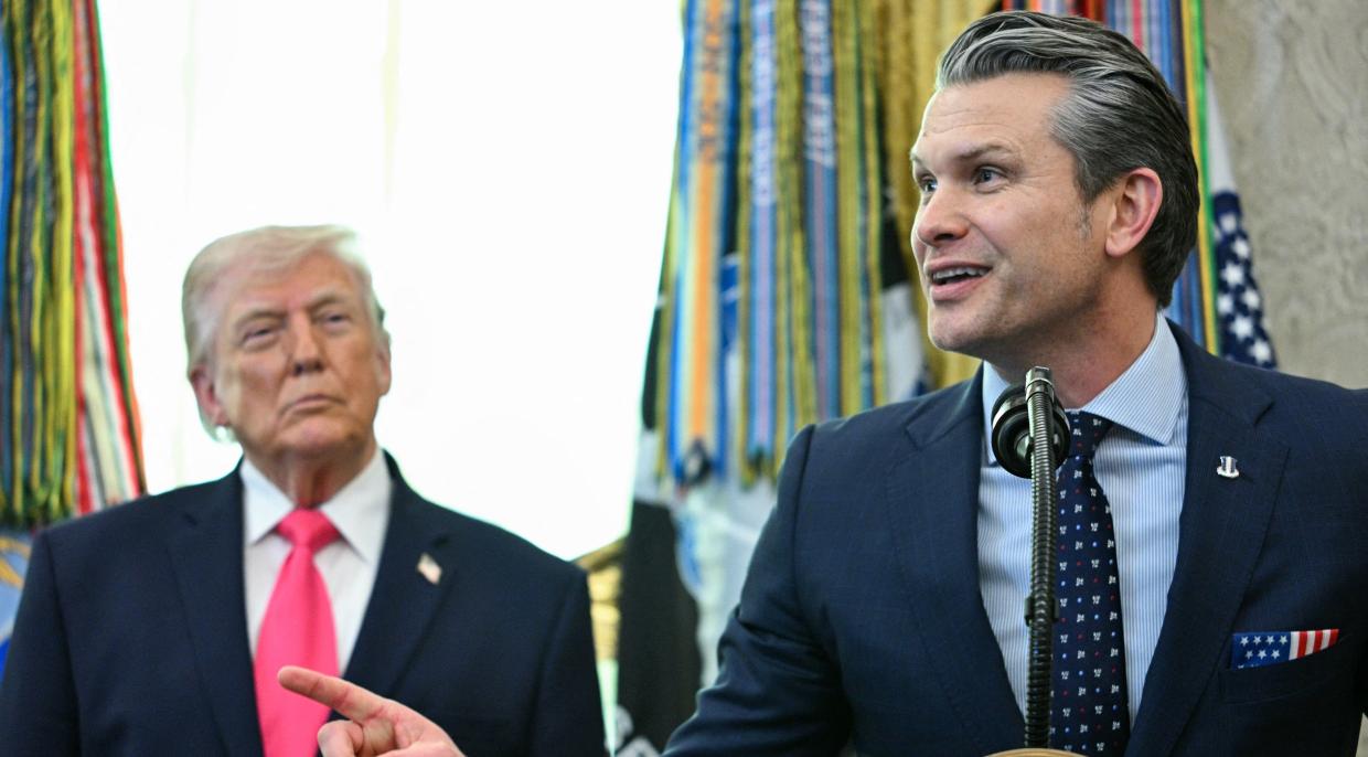 Americký prezident Donald Trump a ministr obrany USA Pete Hegseth v Bílém domě