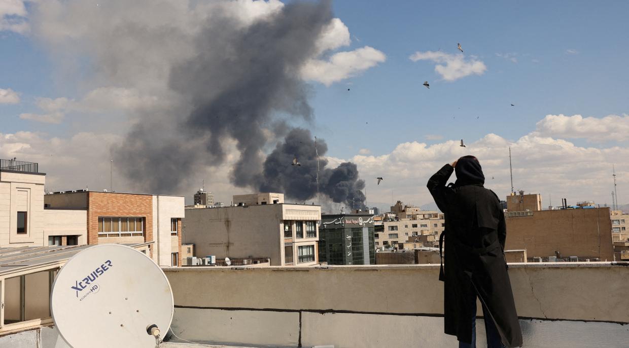 Kouř v Teheránu po americko-izraelském útoku