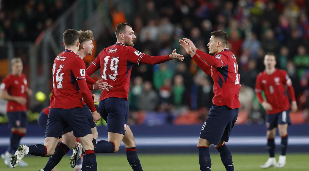 Patrik Schick slaví se spoluhráči proměněnou penaltu a snížení v duelu proti Irsku na 1:2