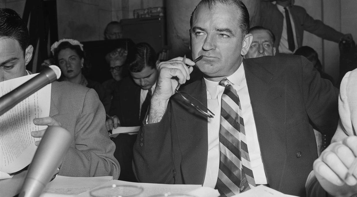 Joseph McCarthy během senátního slyšení v dubnu 1954