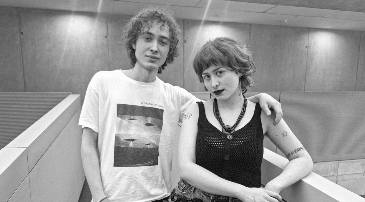 Zpěvačkou a skladatelka Barbora Cihak a bubeník Miki Papež v ArtCafé