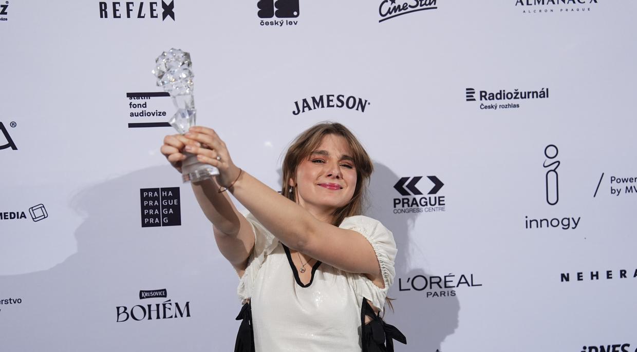 Kateřina Falbrová s cenou pro nejlepší herečku v hlavní roli za film Sbormistr