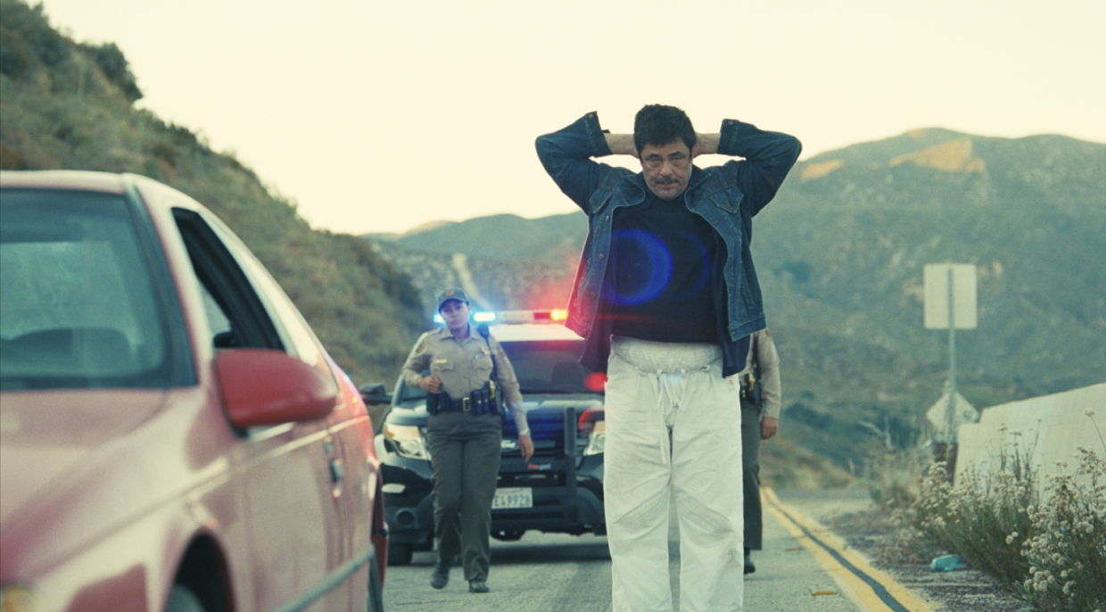 Benicio Del Toro jako mistr bojových umění se zálibou v kovbojských botách ve snímku Jedna bitva za druhou