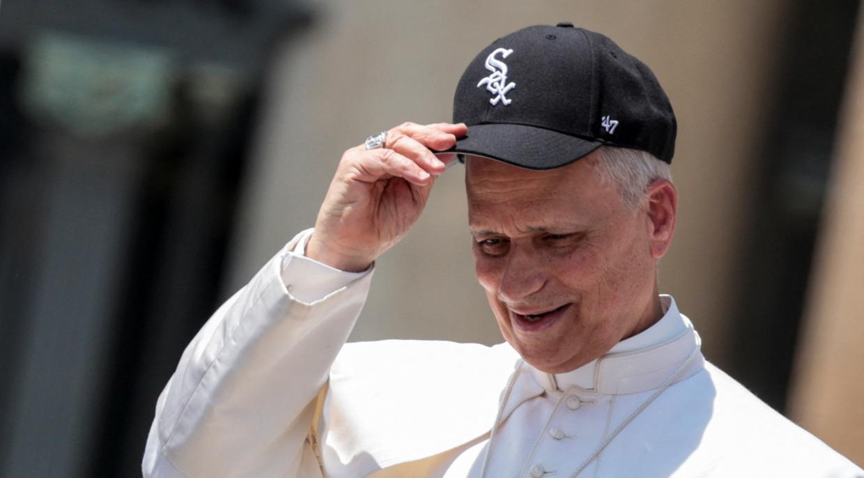 Papež Lev XIV. na generální audienci ve Vatikánu s kšiltovkou baseballového týmu Chicago White Sox