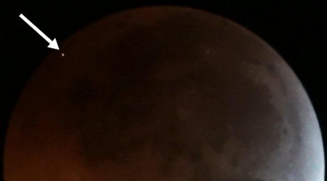 Záblesk na Měsíci po dopadu meteoritu během zatmění Měsíce