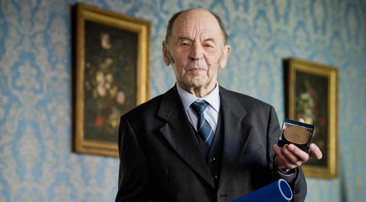 Adolf Rázek s oceněním Artis Bohemiae Amicis, listopad 2015