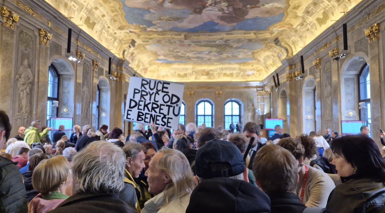 Desítky lidí přišly na schůzi brněnských zastupitelů protestovat proti tomu, aby se v Brně konal sjezd Sudetoněmeckého krajanského sdružení