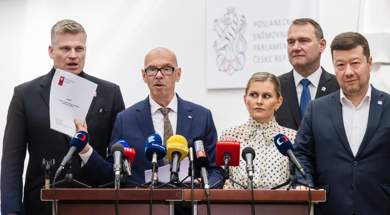 Zleva poslanec Filip Turek (za Motoristy), ministr kultury Oto Klempíř (za Motoristy), předsedkyně poslaneckého klubu hnutí ANO Taťána Malá, předseda poslaneckého klubu SPD Radim Fiala a předseda Poslanecké sněmovny Tomio Okamura (SPD)