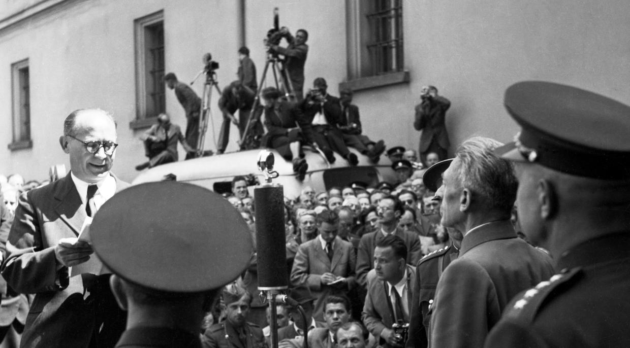 Karl Hermann Frank před popravou v Praze na Pankráci – naslouchá rozsudku, který předčítá předseda lidového soudu v Praze Vladimír Kozák