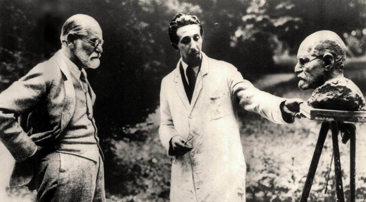 Sigmund Freud pozoruje bustu, kterou mu k jeho 75. narozeninám vytvořil sochař O. Nemen